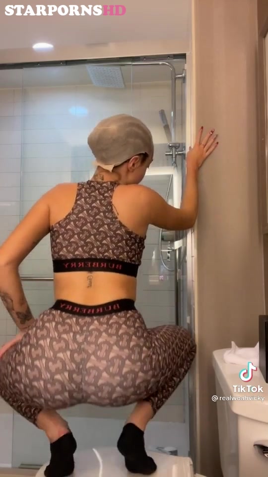 Woah Vicky Show off Big Ass Leaked Onlyfans